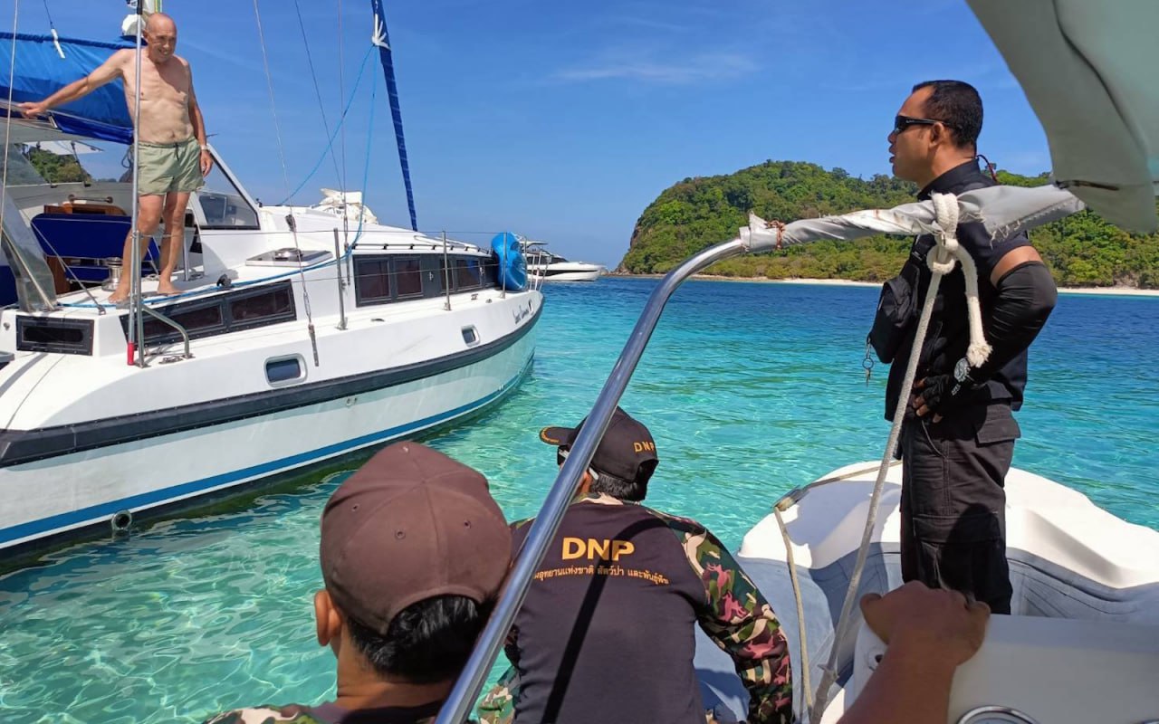 Авария катамарана у острова Рок-ной