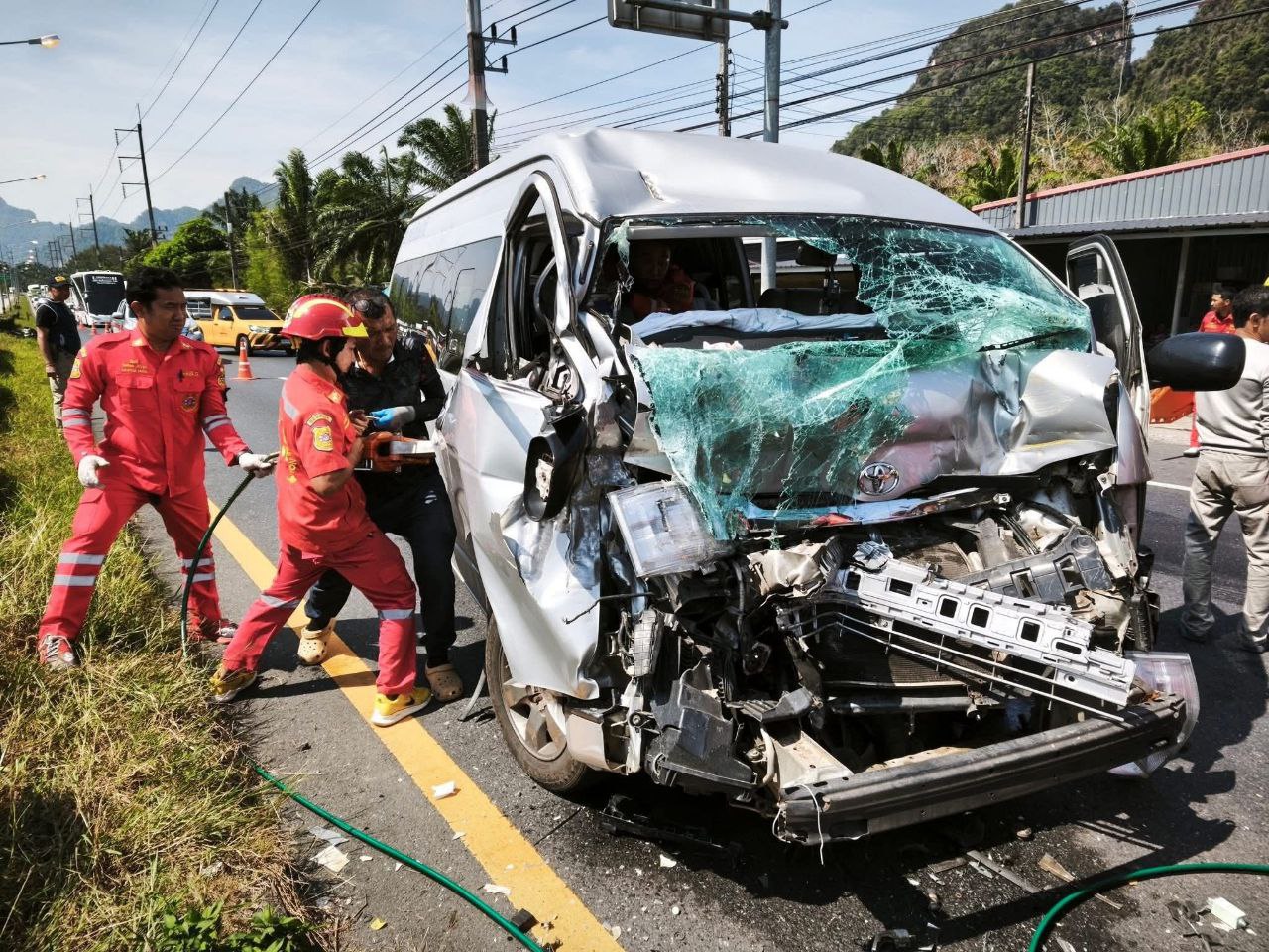 Авария микроавтобуса в Пхангнга