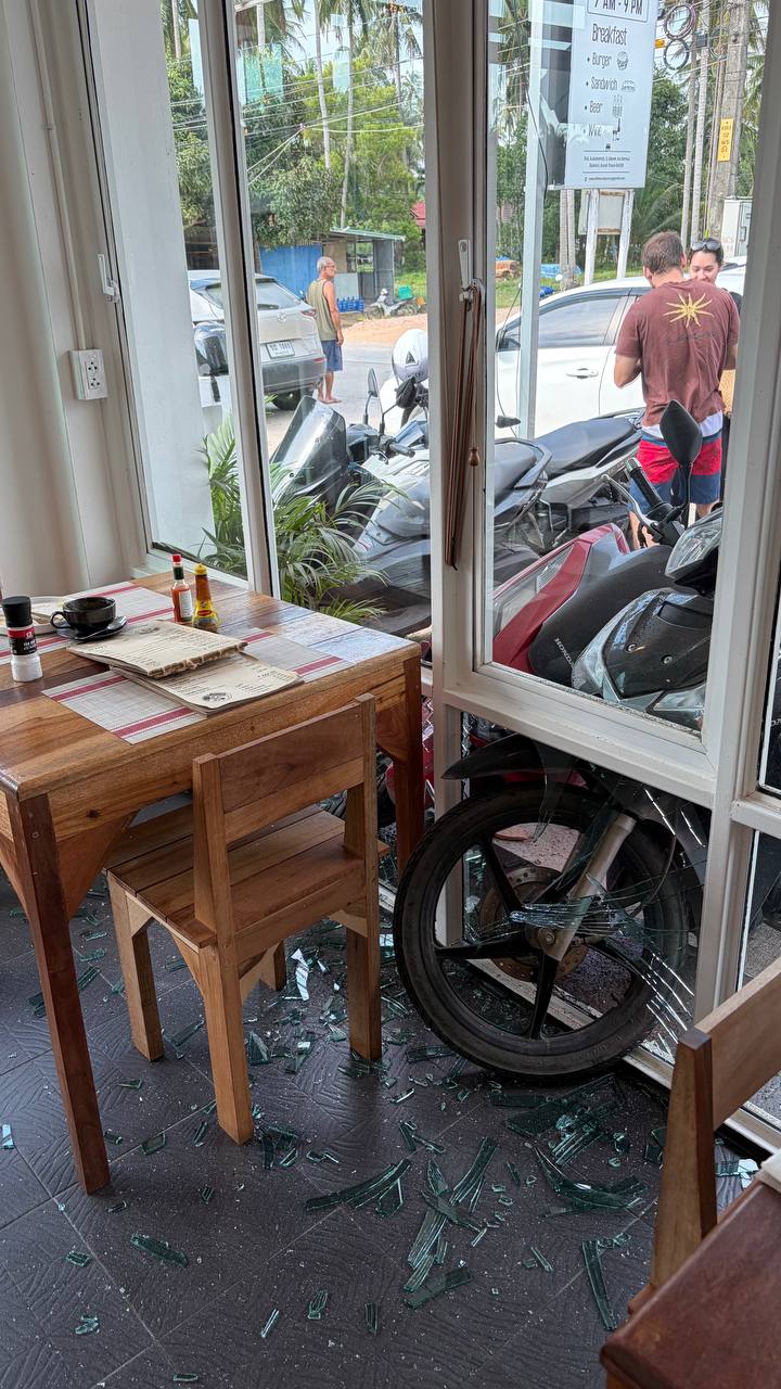 Необычное утро в кафе на Самуи