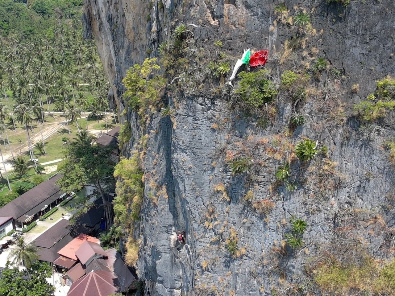 Турист госпитализирован после прыжка с парашютом