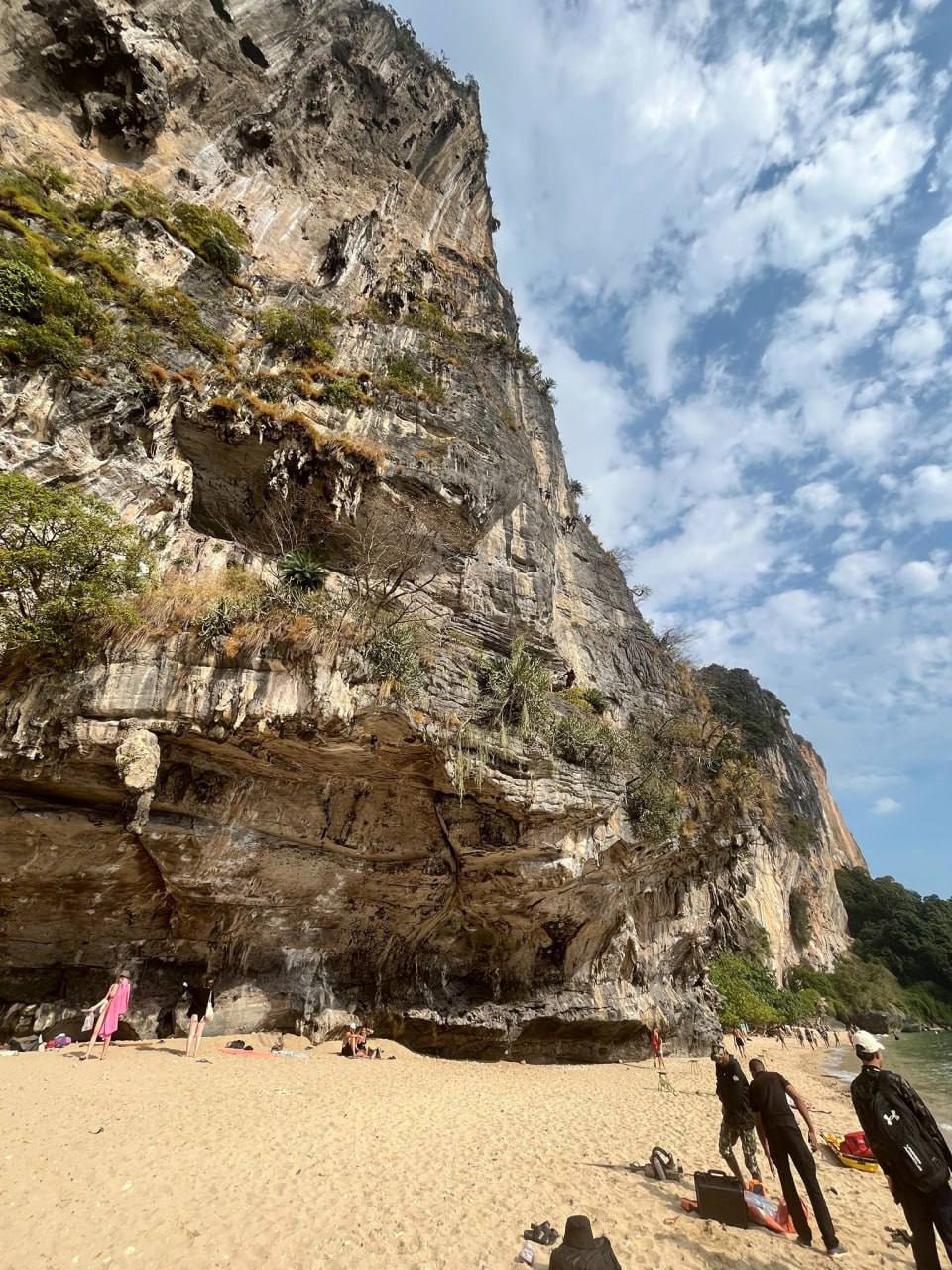 Британец сломал ногу при бейсджампинге