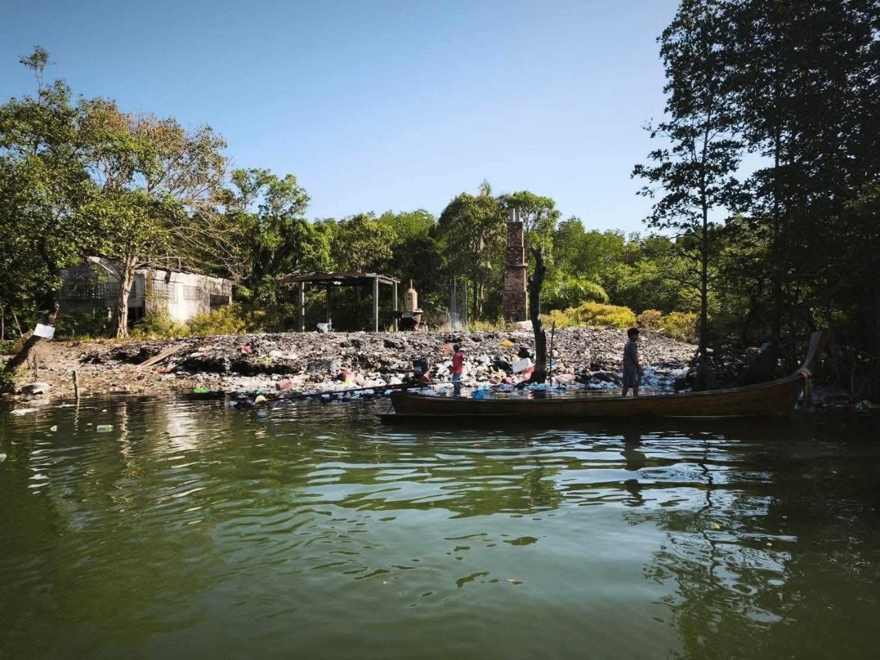 Уборка национального парка «Залив Пхангнга»