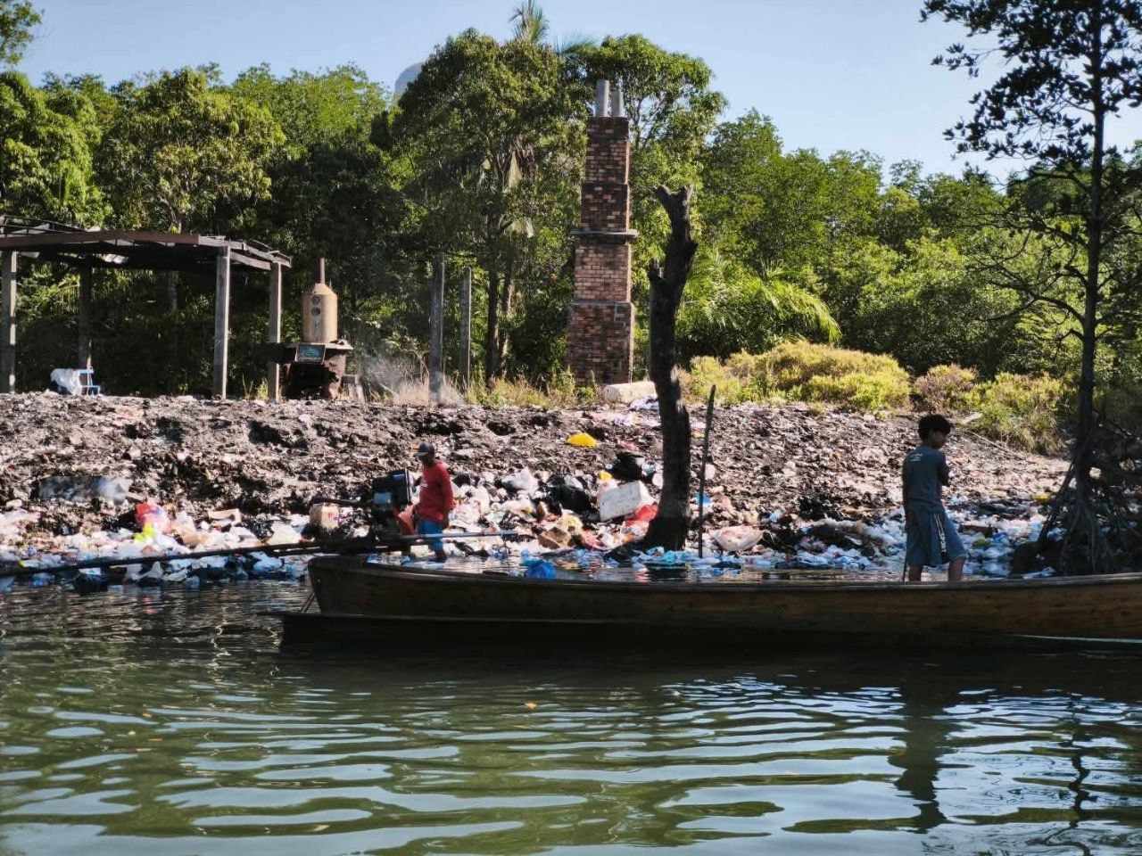 Уборка мусора в национальном парке