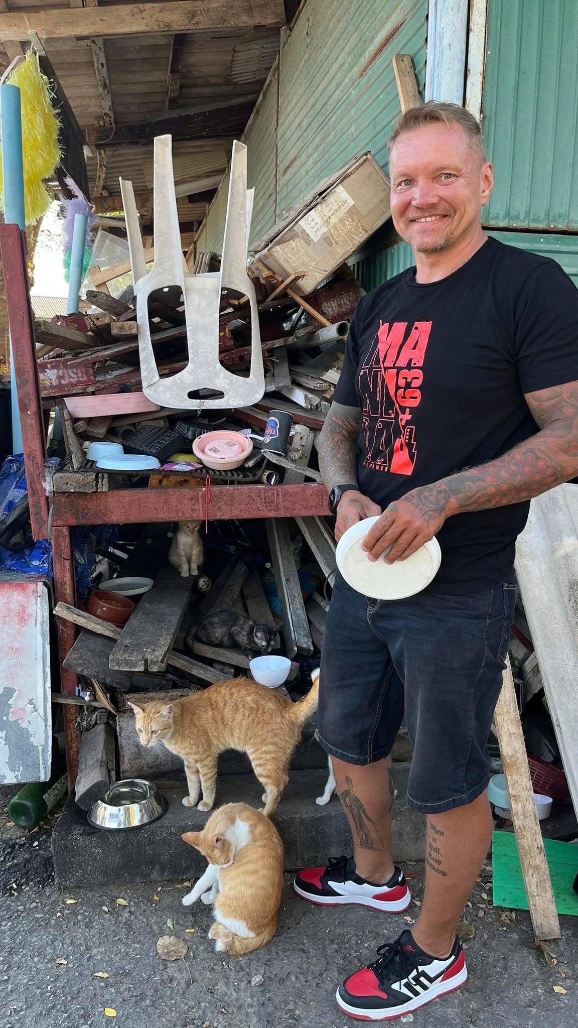 Иностранец заботится о кошках на Пхукете