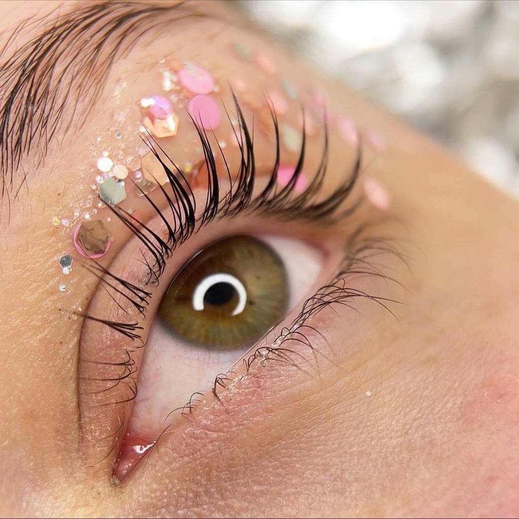 Ламинирование ресниц и архитектура бровей