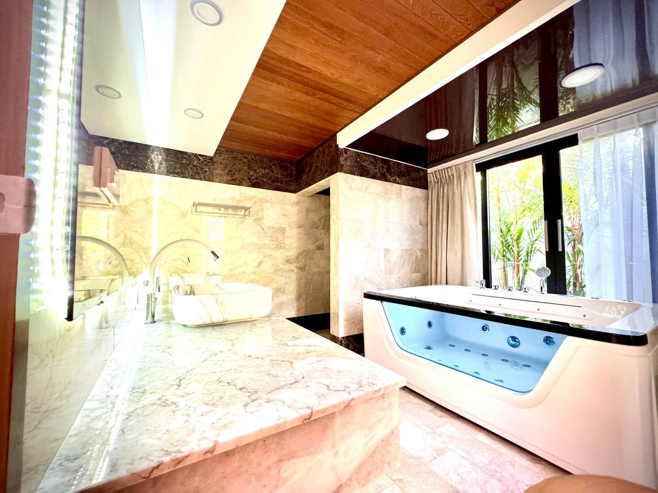 Продажа просторной виллы с 7 спальнями