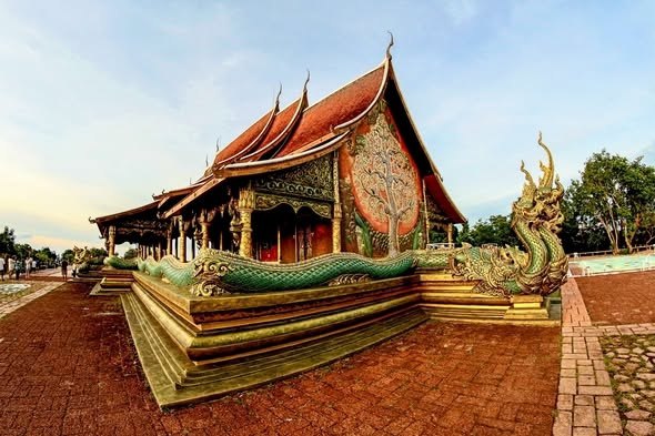 Сияющий храм Убонратчатхани