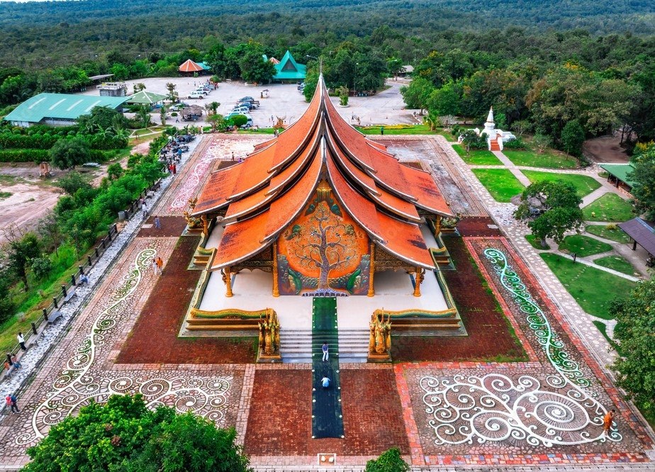 Сияющий храм Убонратчатхани