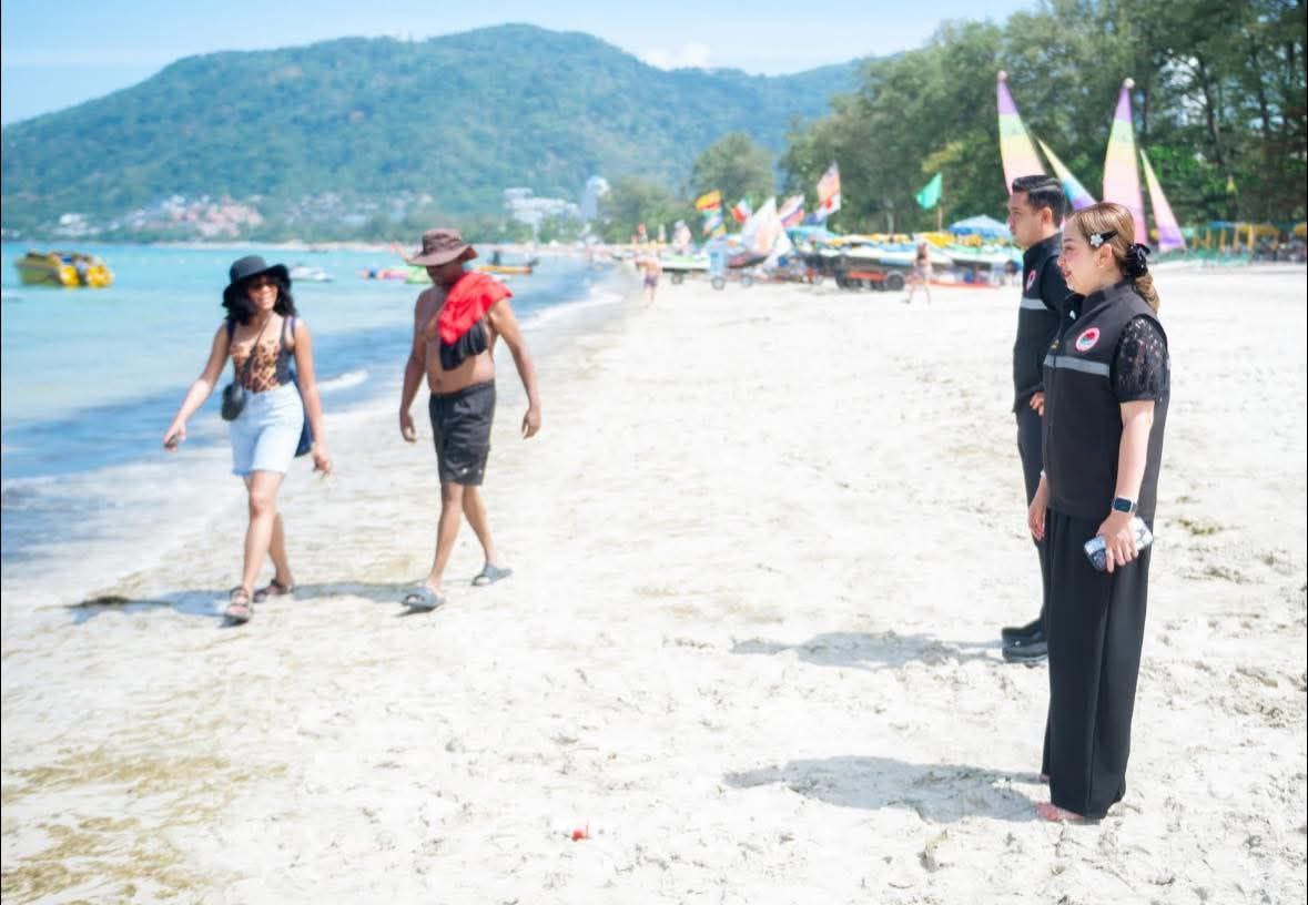 Уборка водорослей на пляже Патонг