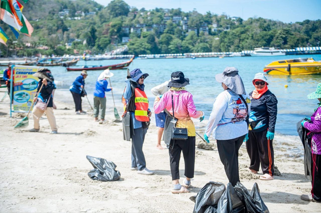Уборка водорослей на пляже Патонг