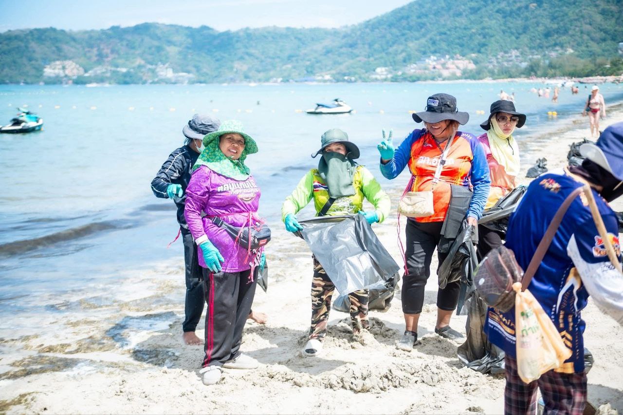 Уборка водорослей на пляже Патонг