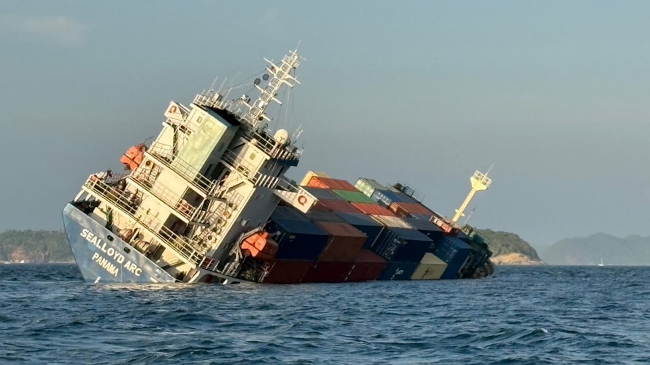 Крушение контейнеровоза у Пхукета