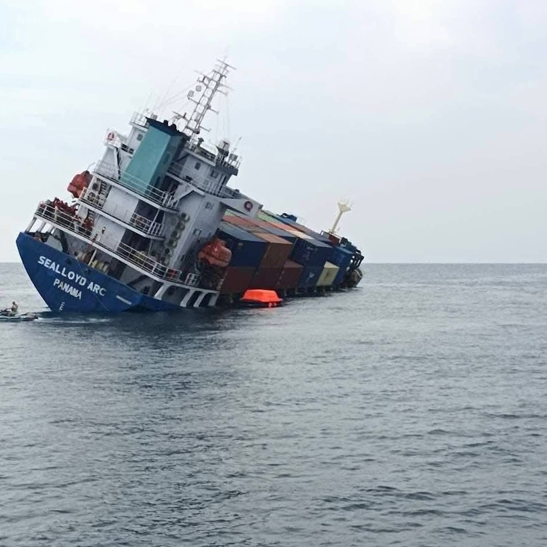 Разлив нефтепродуктов у Пхукета