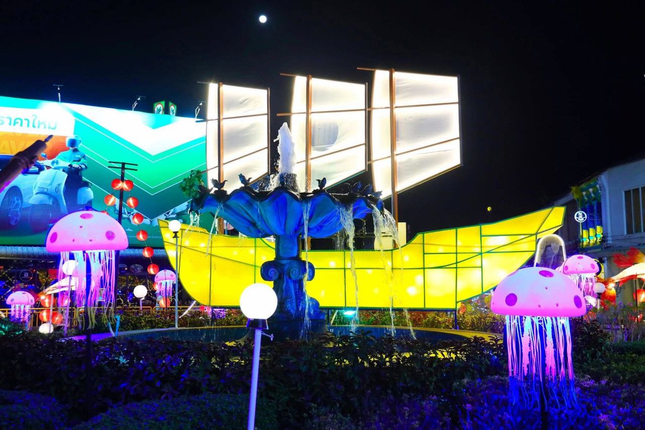 Вечерний фестиваль фонарей на площади Суритдет