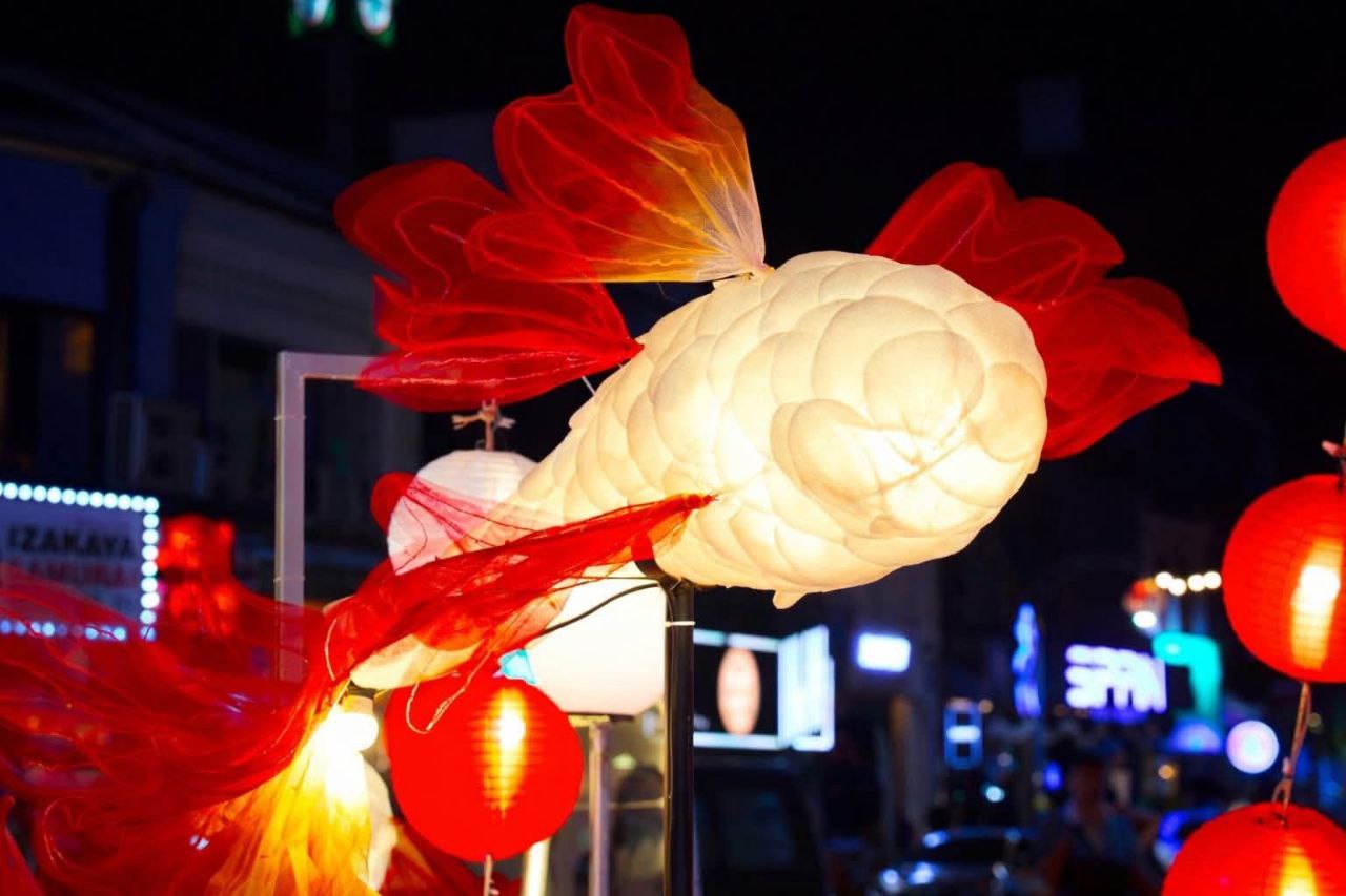 Вечерний фестиваль фонарей на площади Суритдет