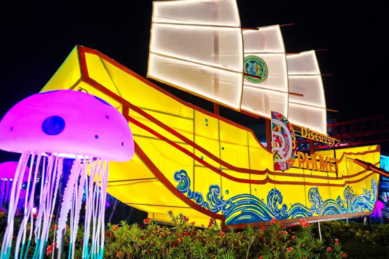 Вечерний фестиваль фонарей на площади Суритдет