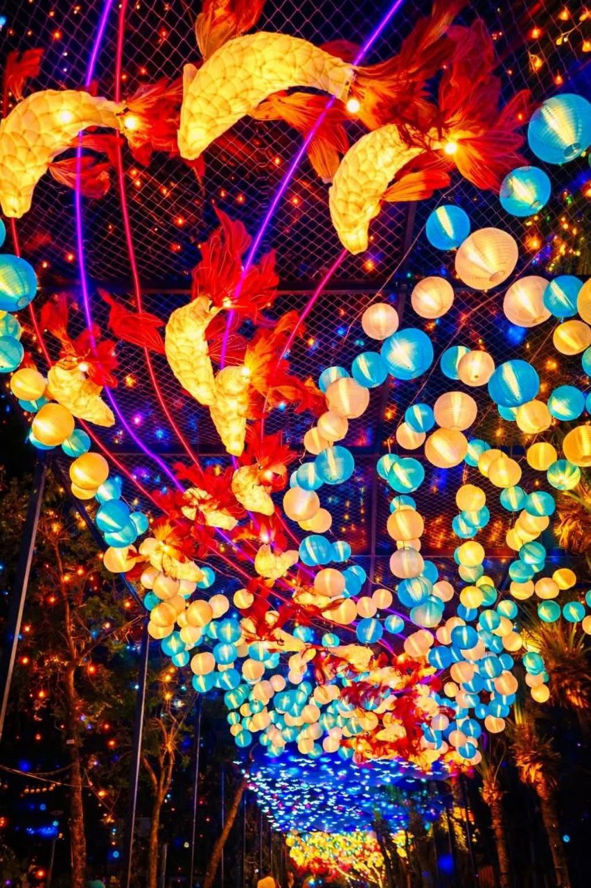 Вечерний фестиваль фонарей на площади Суритдет