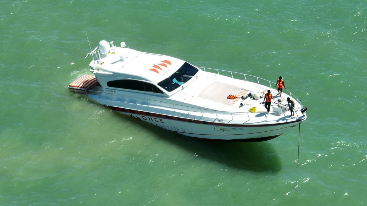 Яхта частично затонула у Пхукета