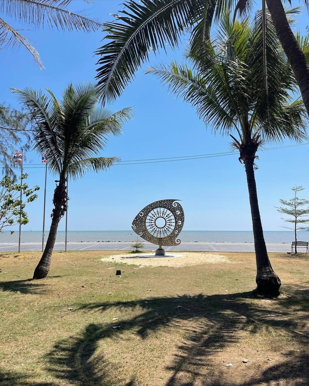 Прогулка по мосту через мангровый лес