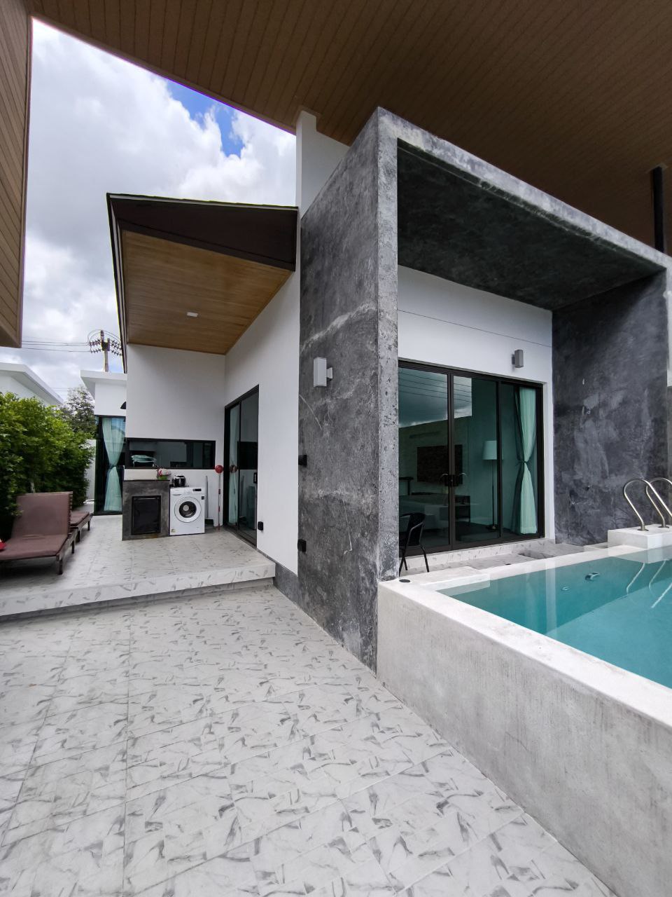 Продажа виллы с бассейном в Чалонге