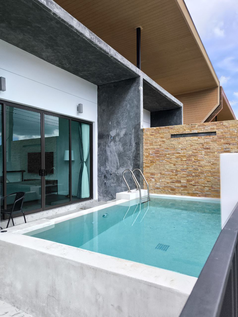 Продажа виллы с бассейном в Чалонге