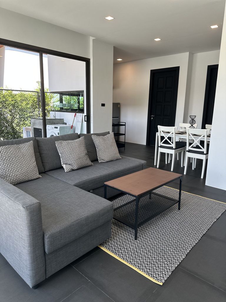 Продажа виллы с бассейном в Чалонге