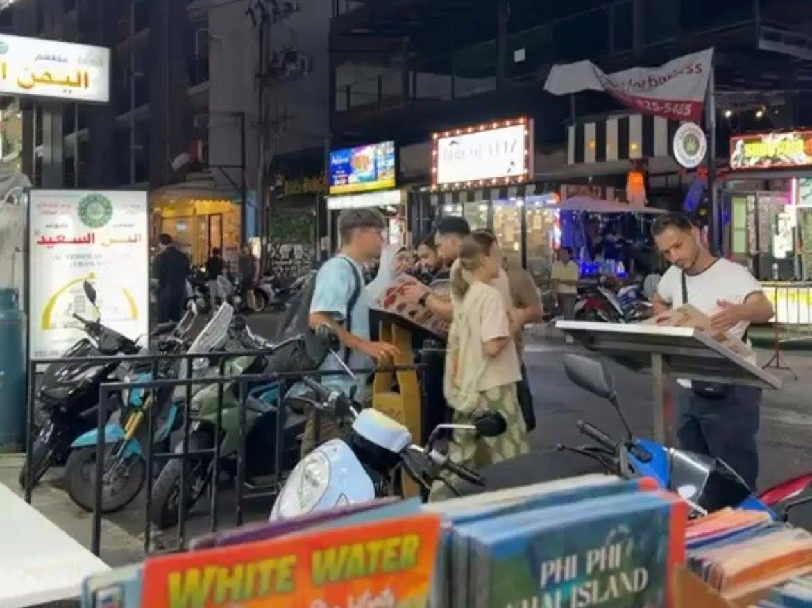 Иностранные попрошайки в туристических районах