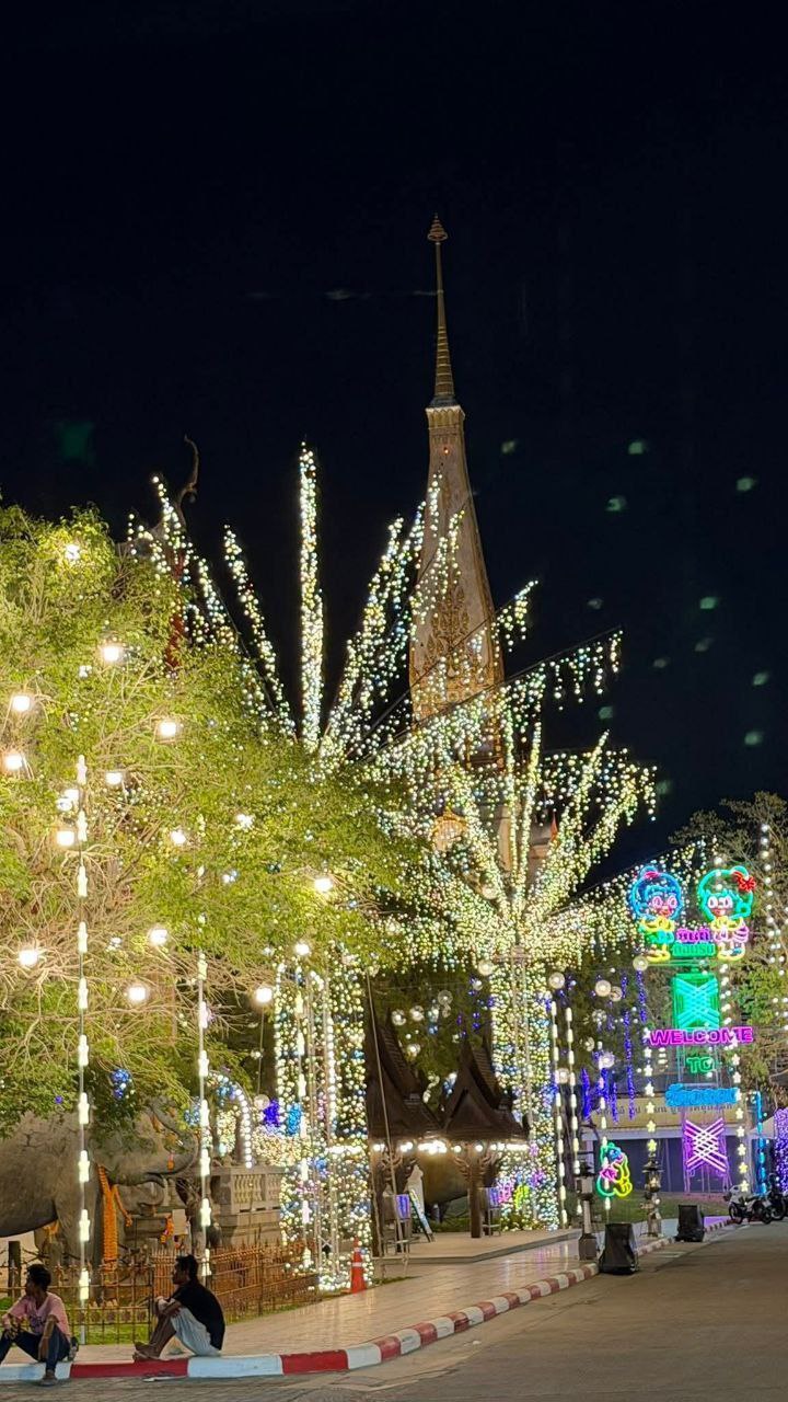 Вечерний праздник в храме Чалонг