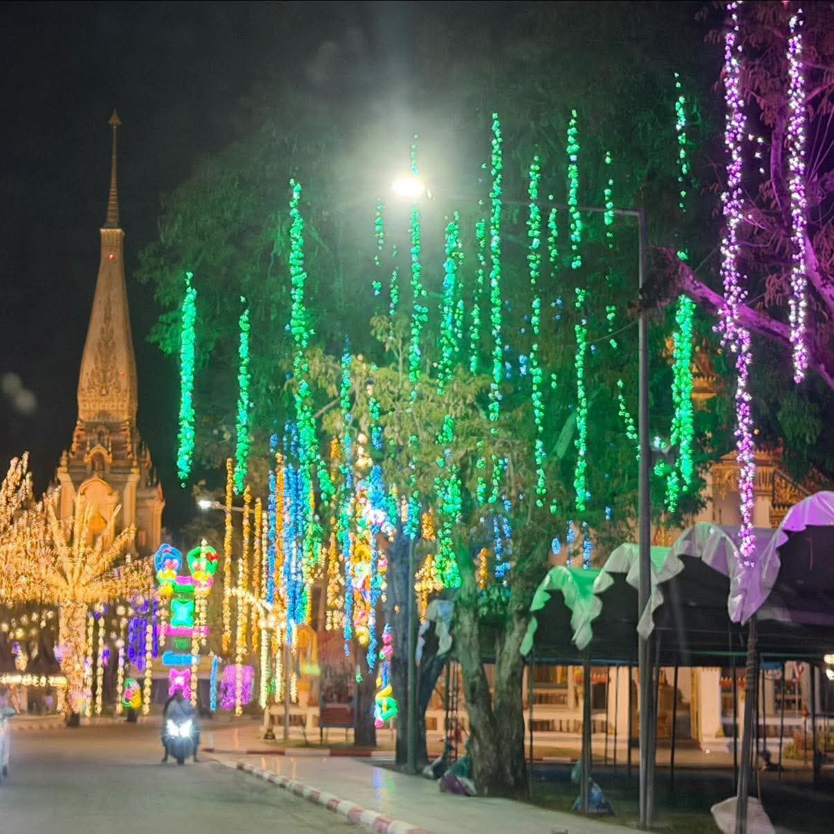 Вечерний праздник в храме Чалонг