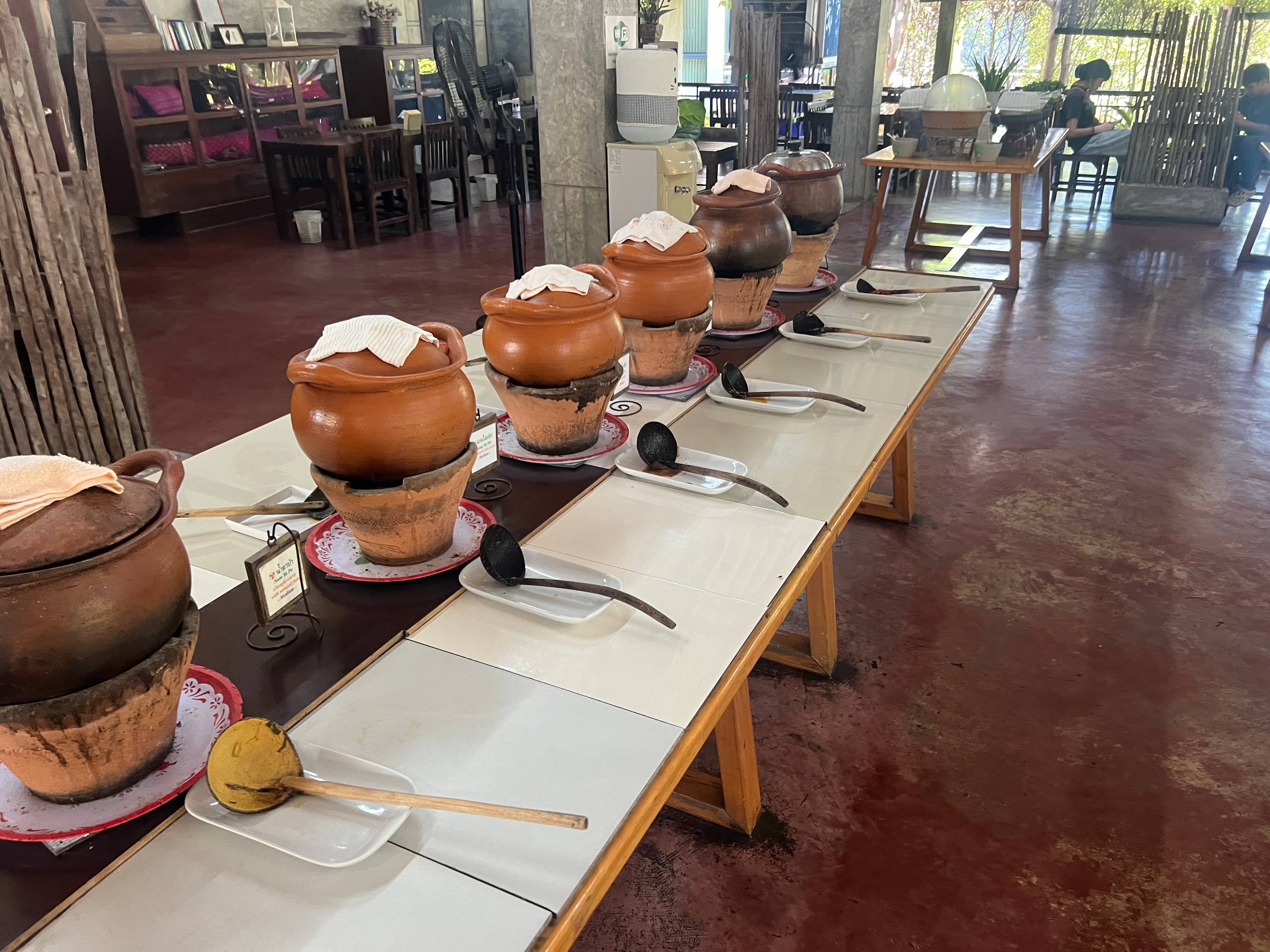 Обзор буфета с разнообразными блюдами