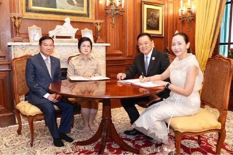 Премьер-министр Таиланда зарегистрировал брак