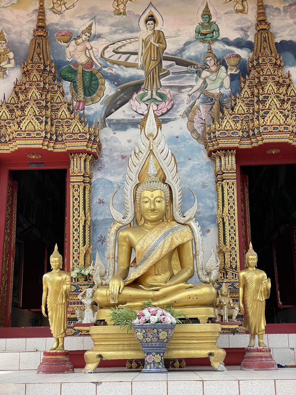 Храм Золотого Будды - архитектурная достопримечательность