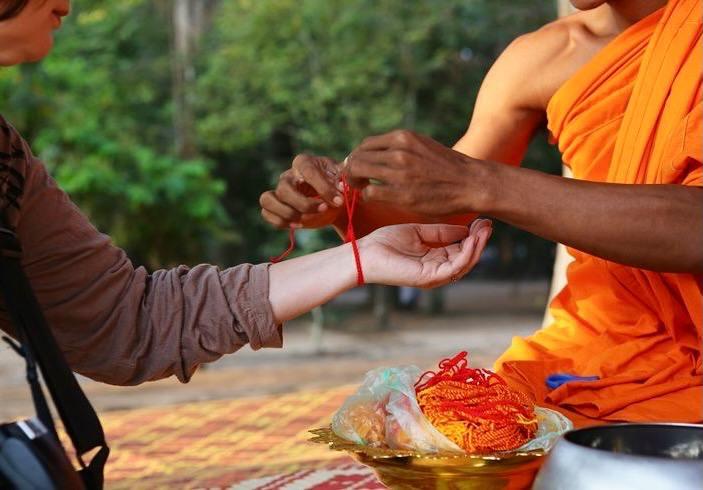 Традиция нити сай син на Пхукете