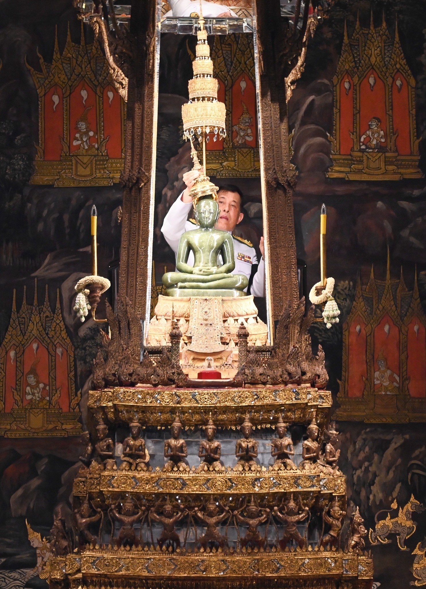 Церемония смены одежды изумрудного будды