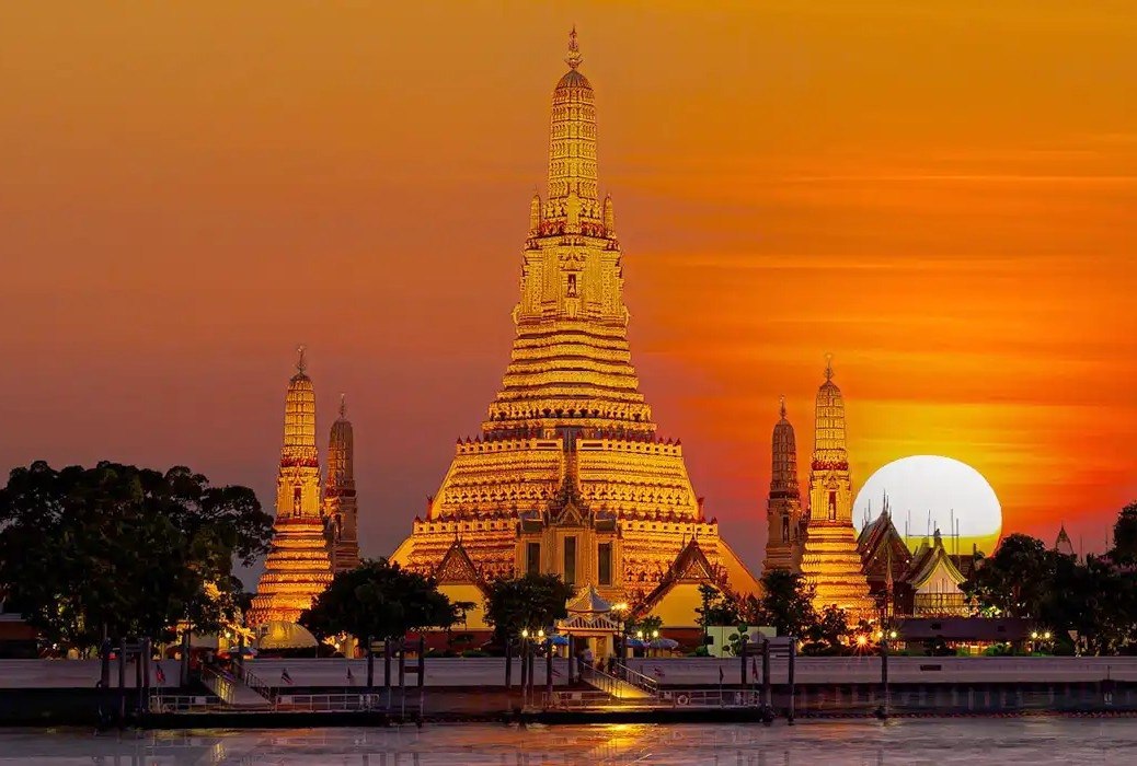 Ват Арун ночью: почему стоит увидеть