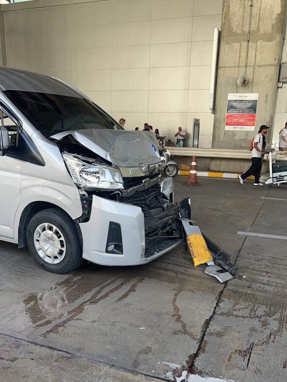 Авария в аэропорту Пхукета с участием четырех авто