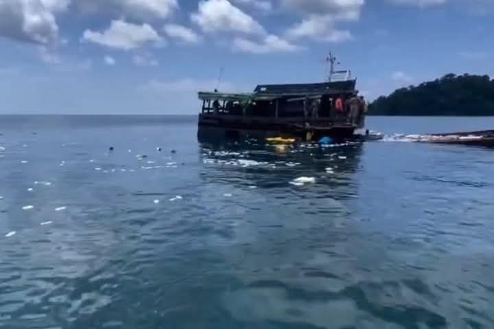 Затонувшее судно у островов Сурин